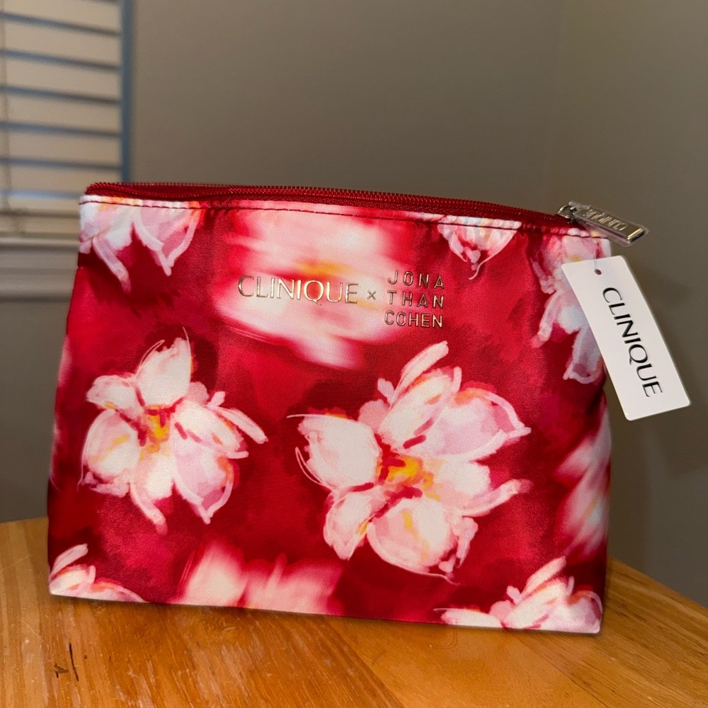 NWT New Clinique Red and Pink Floral Cosmetic Makeup Bag ❤️